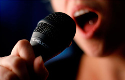 وقتی از مادرت قهر می کنی…خواننده نشو!